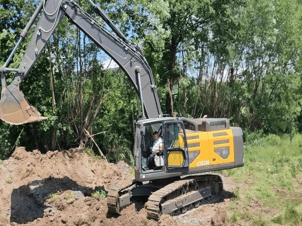 Rumania - Excavadora de 33 toneladas