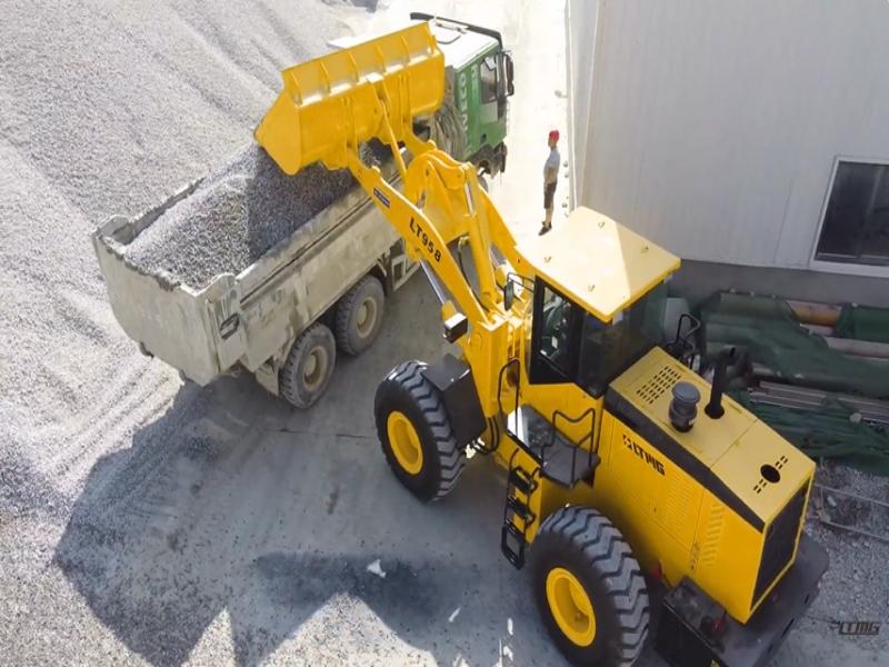 El cargador de ruedas LTMG de 5 toneladas trabaja en un campo de arena: haga que la carga sea más inteligente