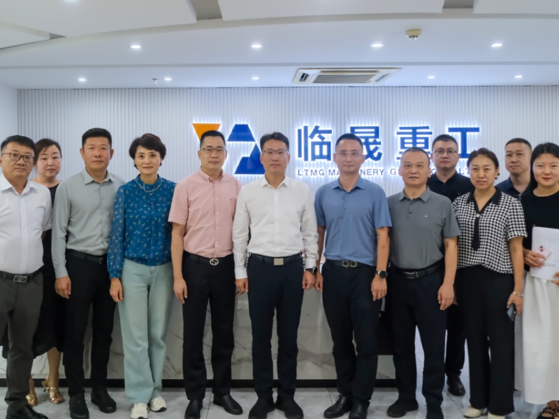 Explorando nuevos horizontes en Asia Central: una delegación de la prefectura de Tacheng visita LTMG Group para hablar sobre la globalización de la maquinaria de construcción.