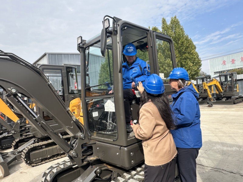 Australian Client Visit: On-Site Inspection and Technical Exchange on Excavators