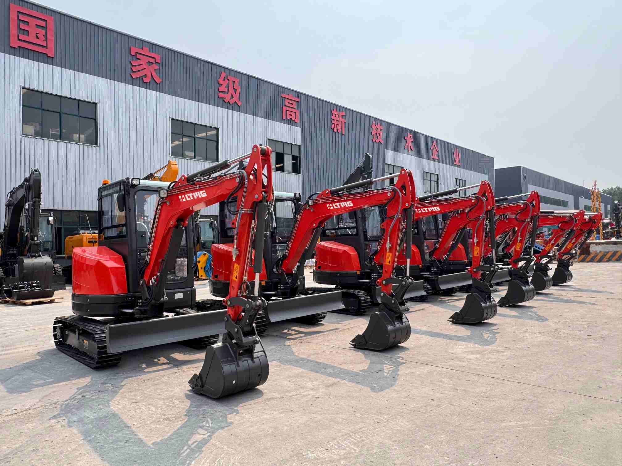 Mini Excavator vs. Standard Excavator: Which is the Right Investment for Your Project?