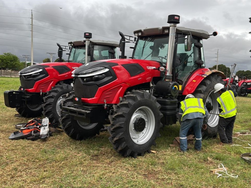 Tractor agrícola LTMG LTC2204 de 220 CV en funcionamiento en Bolivia.
