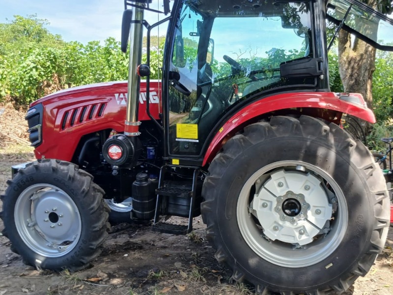 Un cliente de El Salvador utiliza el tractor LTMG LTB100 para labores agrícolas.
