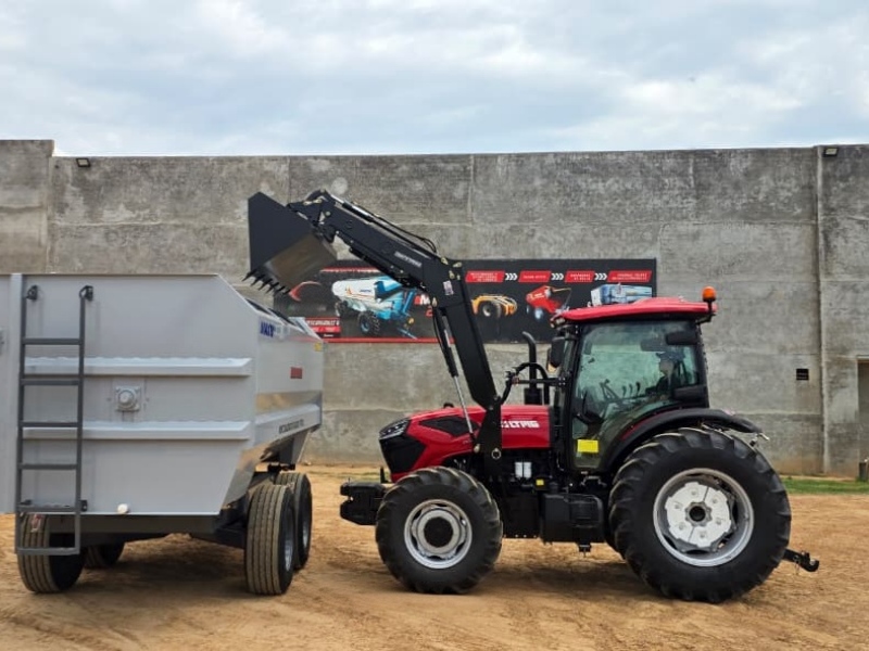 Opiniones de clientes bolivianos sobre nuestro tractor de 140 CV con neumáticos de gran tamaño y cargador frontal.